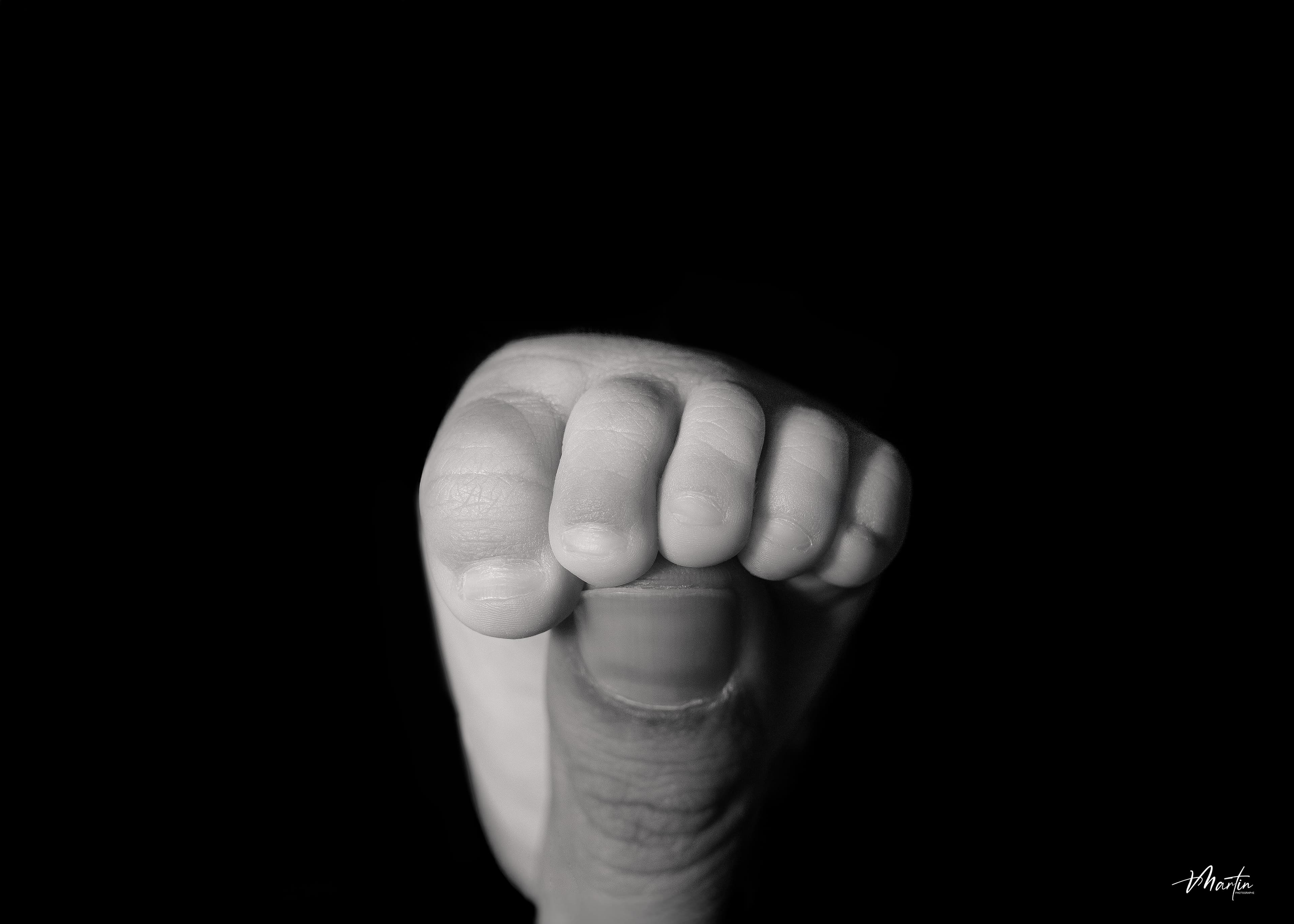 Portrait artistique nouveau-né - détails précieux premiers jours de vie