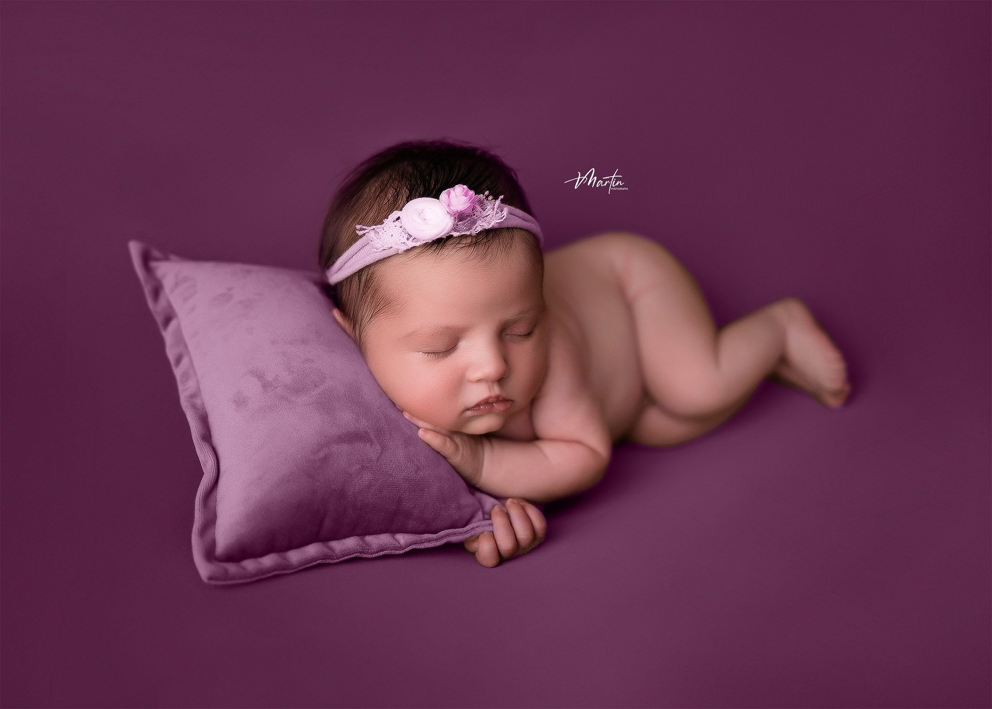 Bébé nouveau-né endormi lors d'une séance photo - Amel Martin Photographe